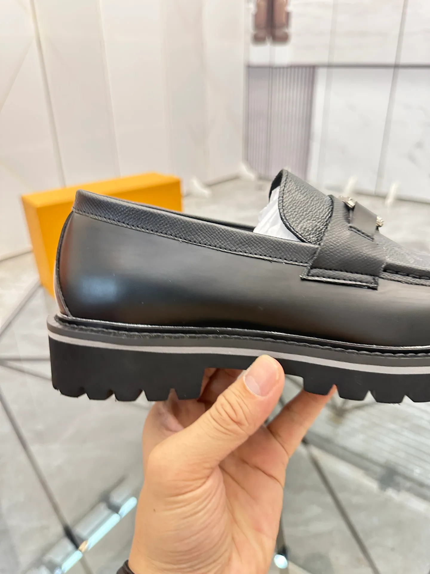 Selling men's shoes 💰: 💰P460¥ Product trademark: LV* "Louis Vuitton*" leather shoes Regular size: 40-45 (can be customized to 46) Product materials: imported cowhide upper, sheepskin lining, original outsole. Number: 558